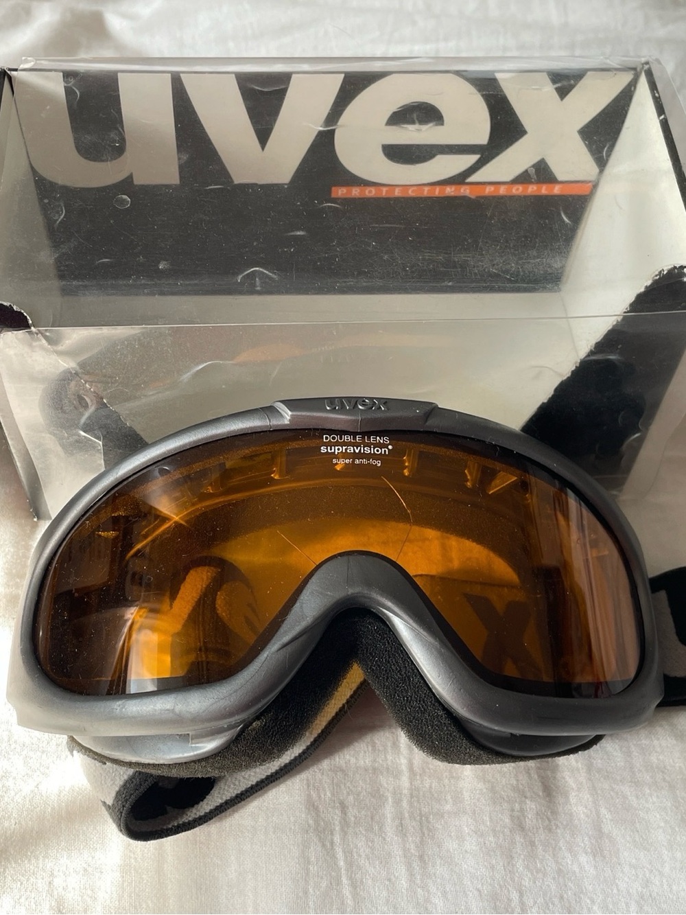 Uvex Ski/Snowboard Goggles with Amber Lens [CRACKED LENS]